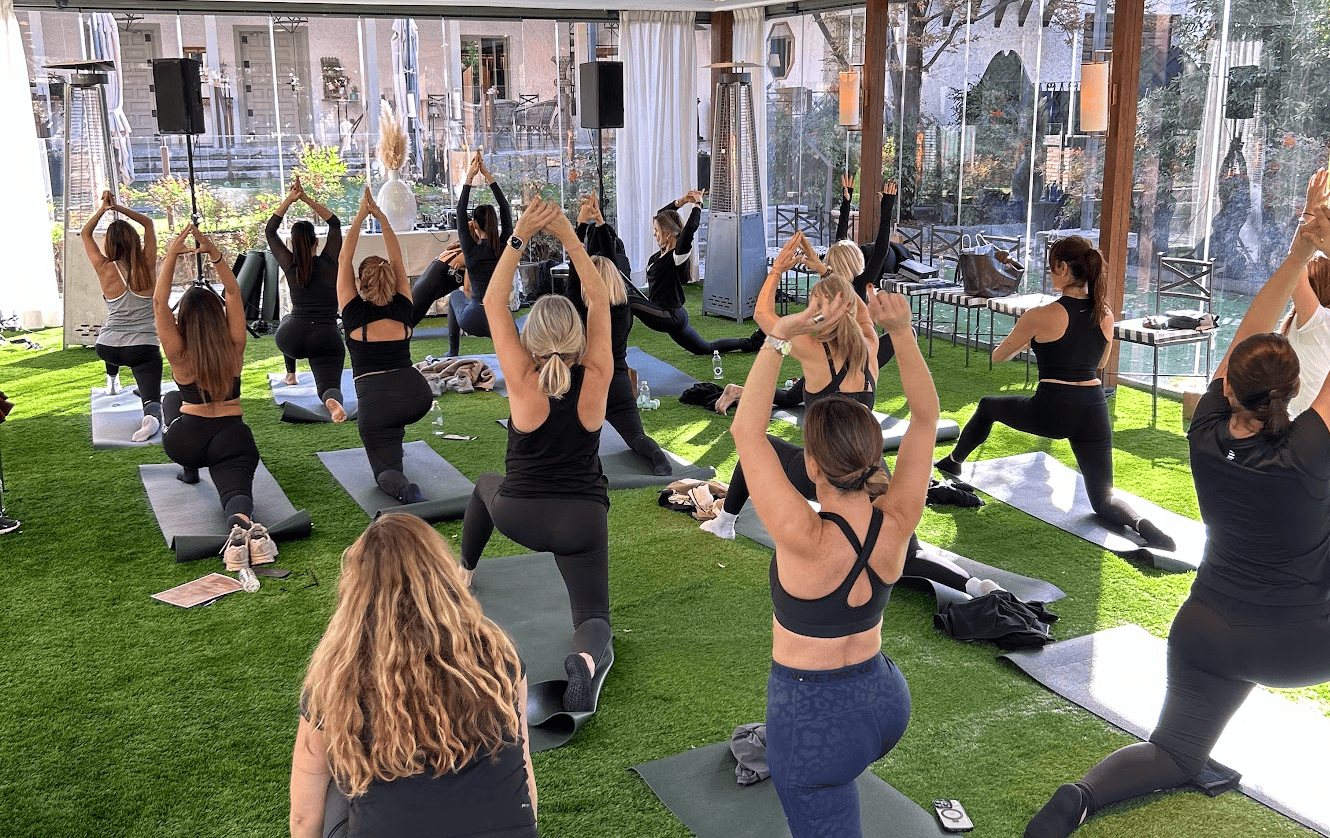 Clase de yoga en el salón de La Quinta de Illescas