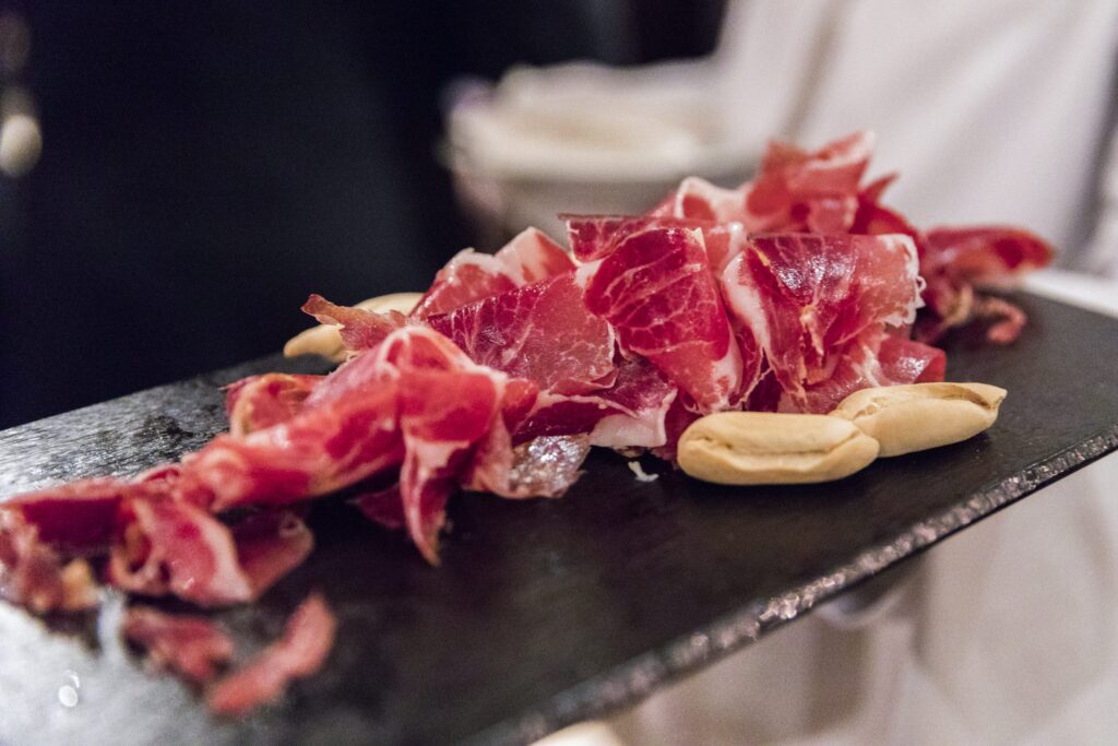 Jamón ibérico de bellota con picos sobre pizarra