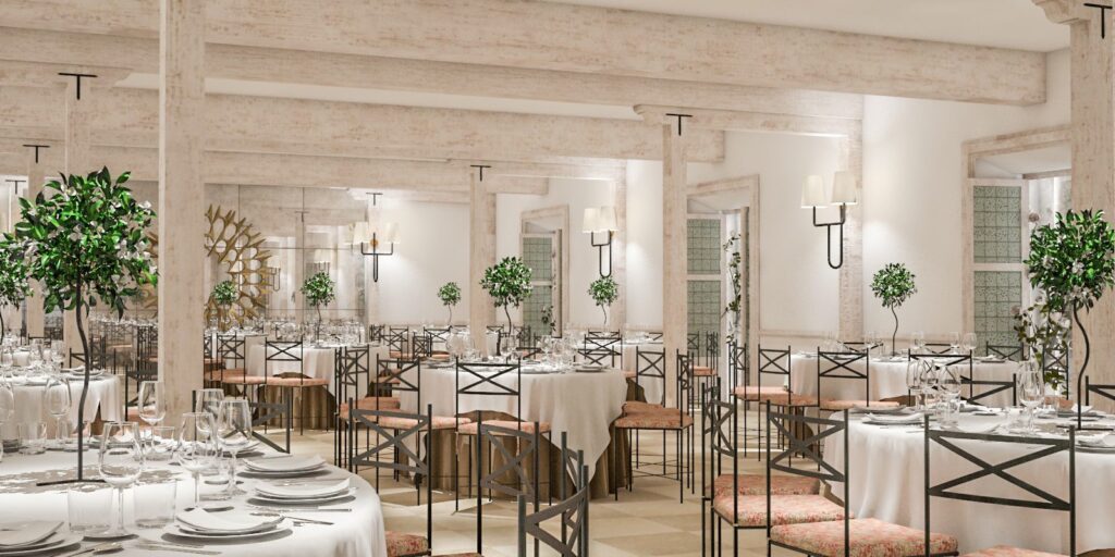 Salón de banquetes elegante con vigas de madera claras, mesas redondas y centros de mesa verdes en La Quinta de Illescas