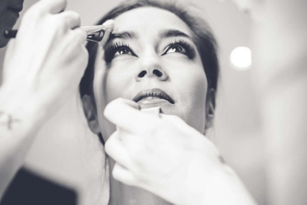 Maquilladoras maquillando a la novia