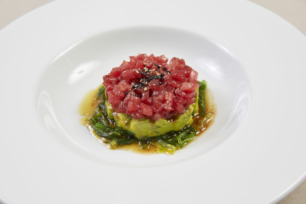 Tartar de atún sobre aguacate.