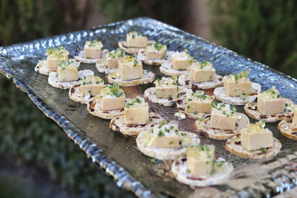 Bandeja de canapés de foie con gelatina sobre pan tostado en La Quinta de Illescas.