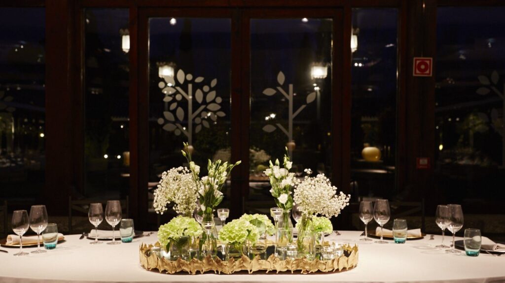 Centro de mesa con hortensias verdes y paniculata en la Quinta de Illescas.