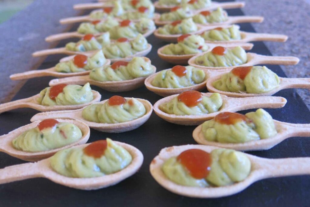Degustación de aperitivos de crema de aguacate en cucharas en La Quinta de Illescas.