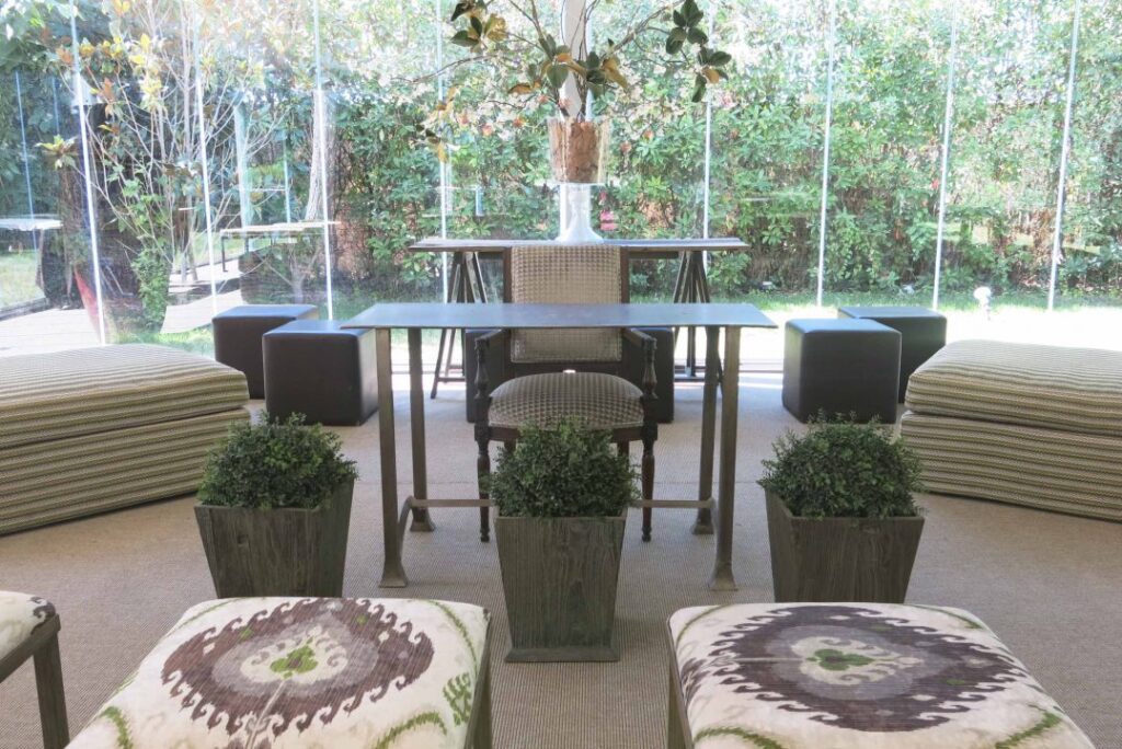 Decoración de salón con mesas y plantas en macetas, vista interior.