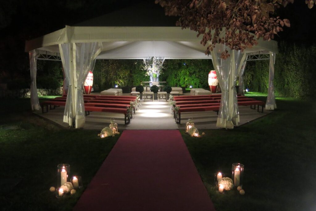 Montaje de ceremonia nocturna bajo carpa iluminada en La Quinta de Illescas.