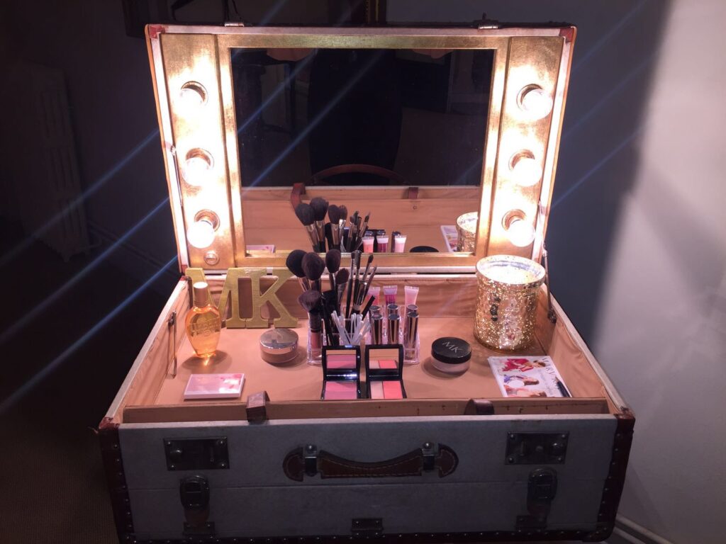 Corner de belleza para retoques de las invitadas.