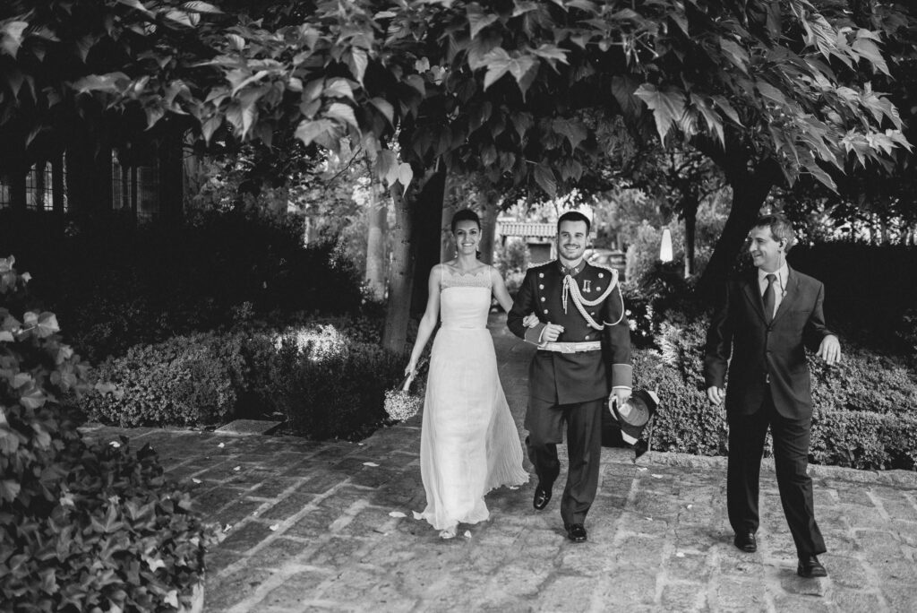 Novios caminando por el jardín tras la ceremonia en La Quinta de Illescas.