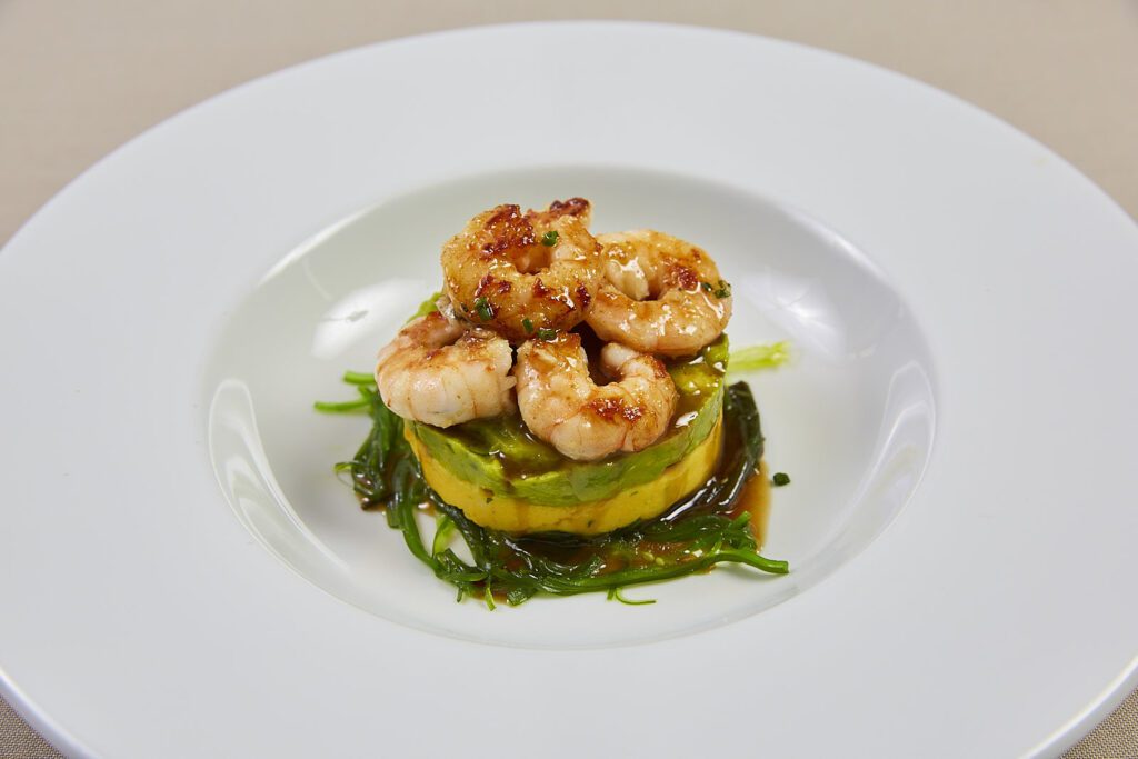 Causa limeña y aguacate con langostinos