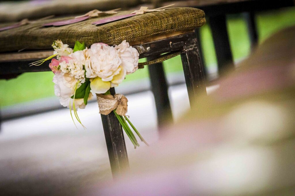 Bancos decorados en las patas con flores