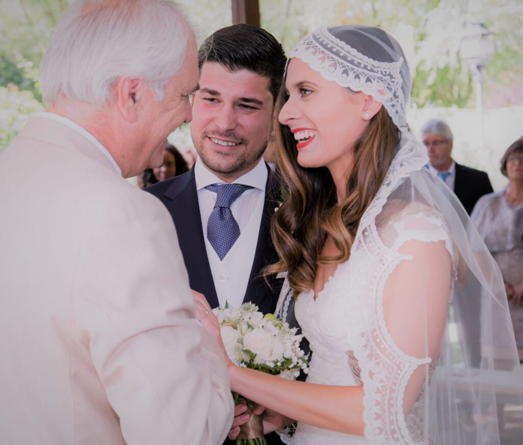 Novios junto a Carlos Villalta