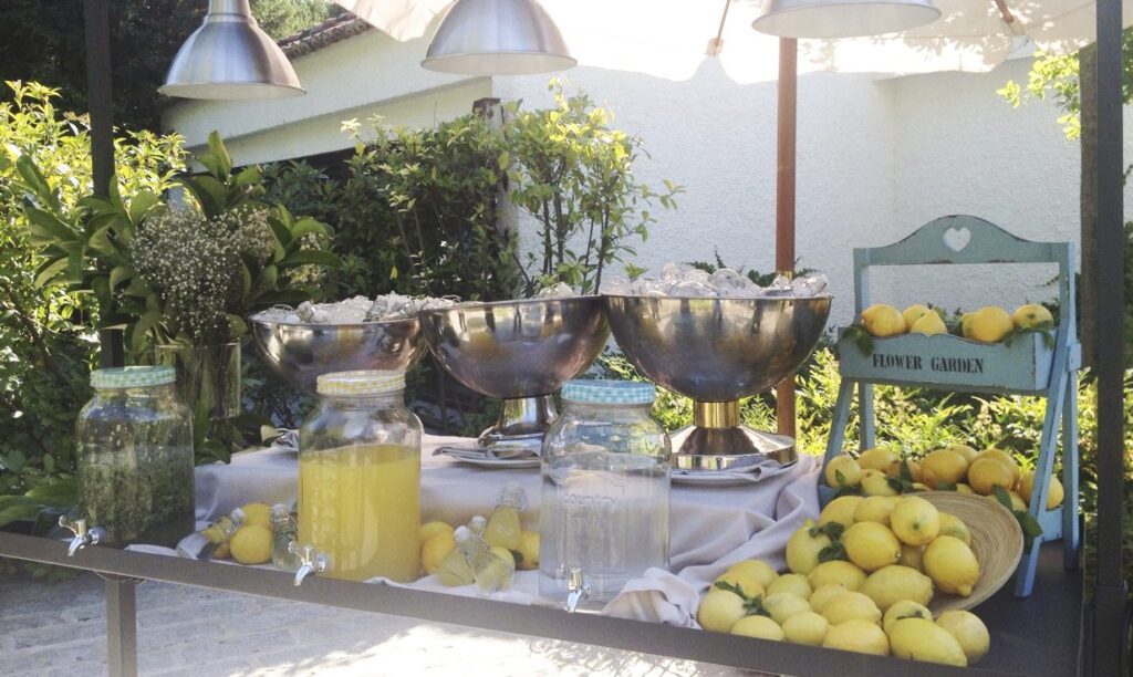Corner de limonada durante el cocktail de una boda.