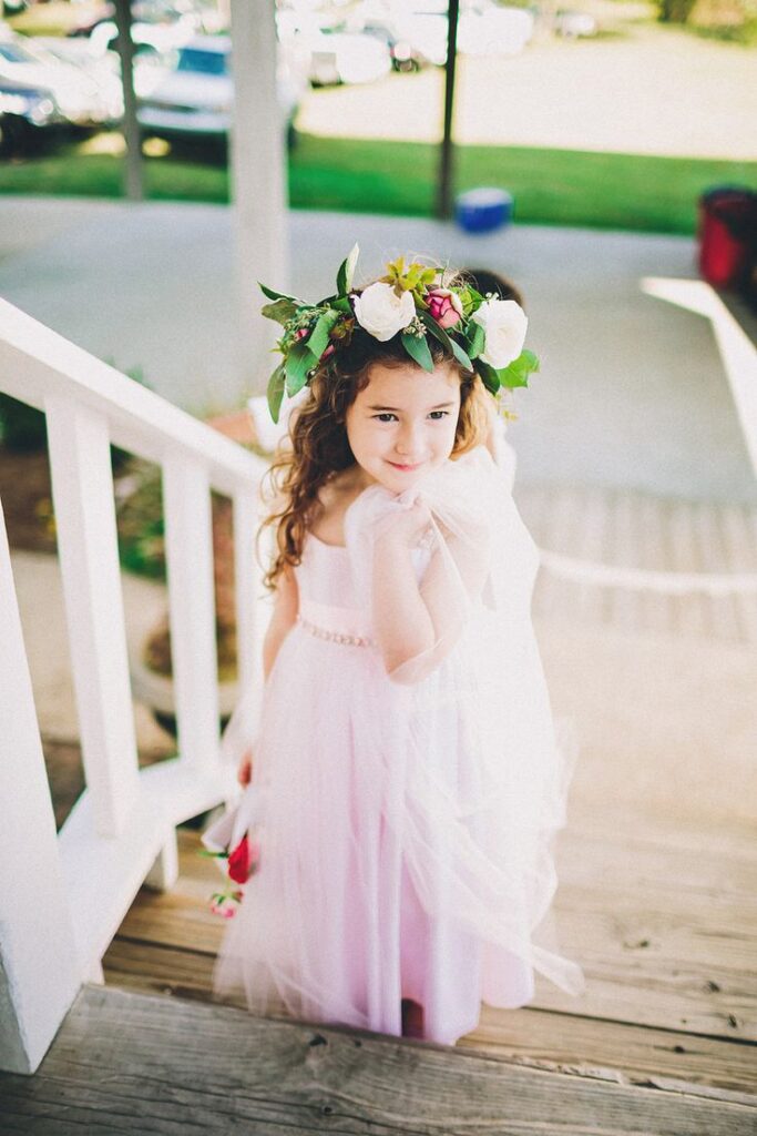 Niña con vestido rosa y corona de flores en la Quinta de Illescas.