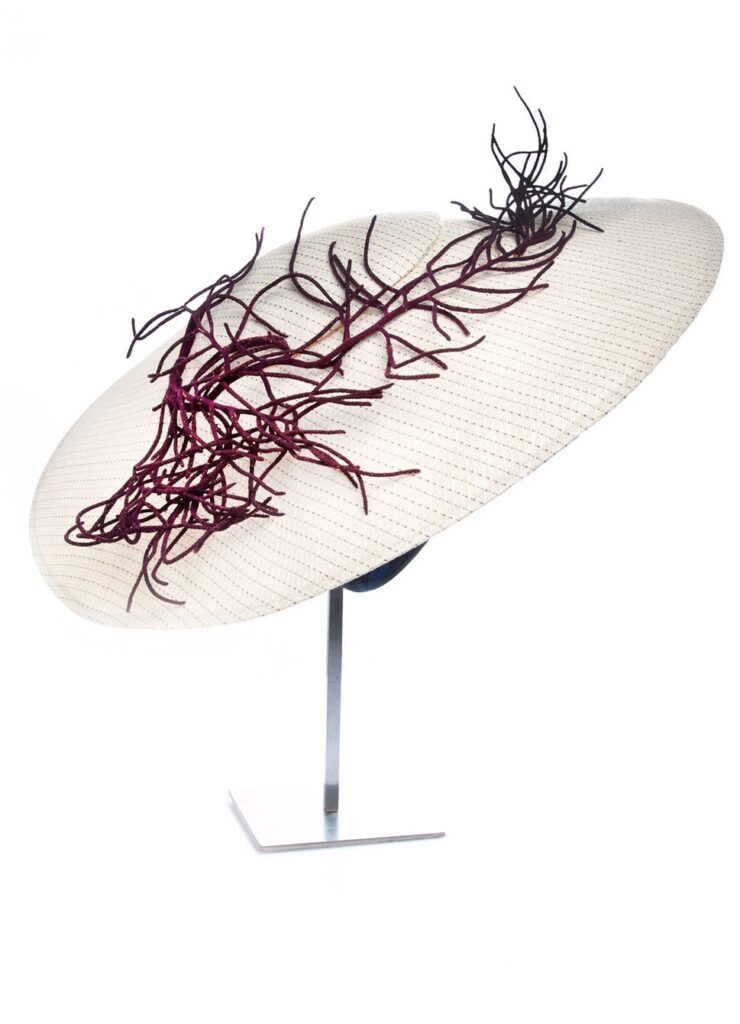 Pamela para invitada blanca con ramas granates.