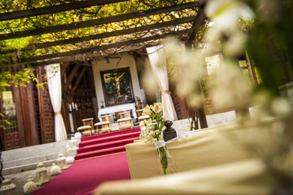 Capilla de la finca de la Quinta de Illescas decorada con alfombra roja y flores
