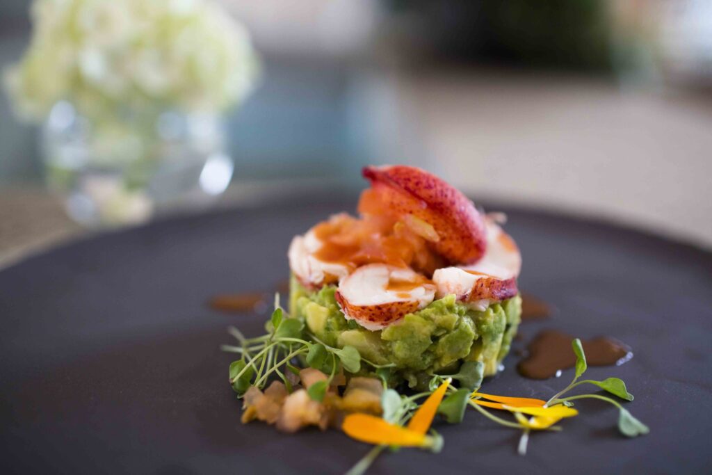 Tartar de cangrejo sobre aguacate.