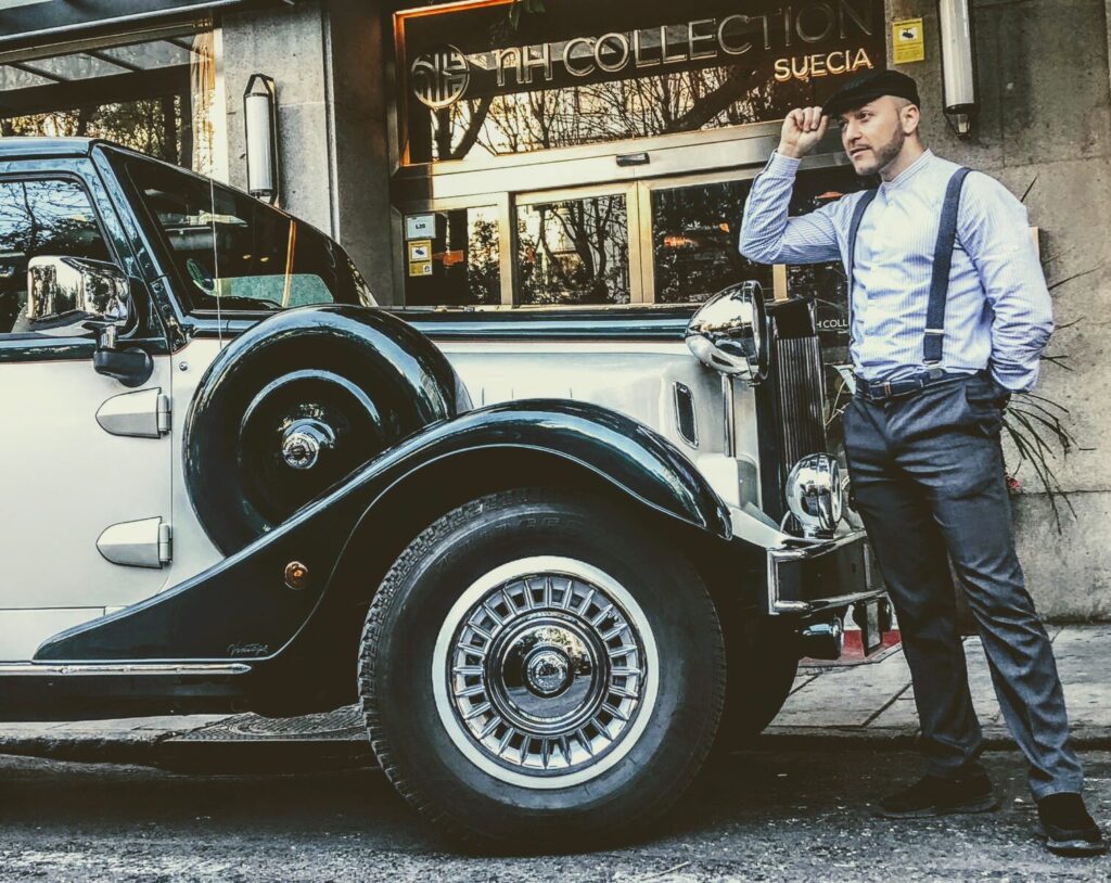 Chofer de Vintage City Tours junto a un coche clásico