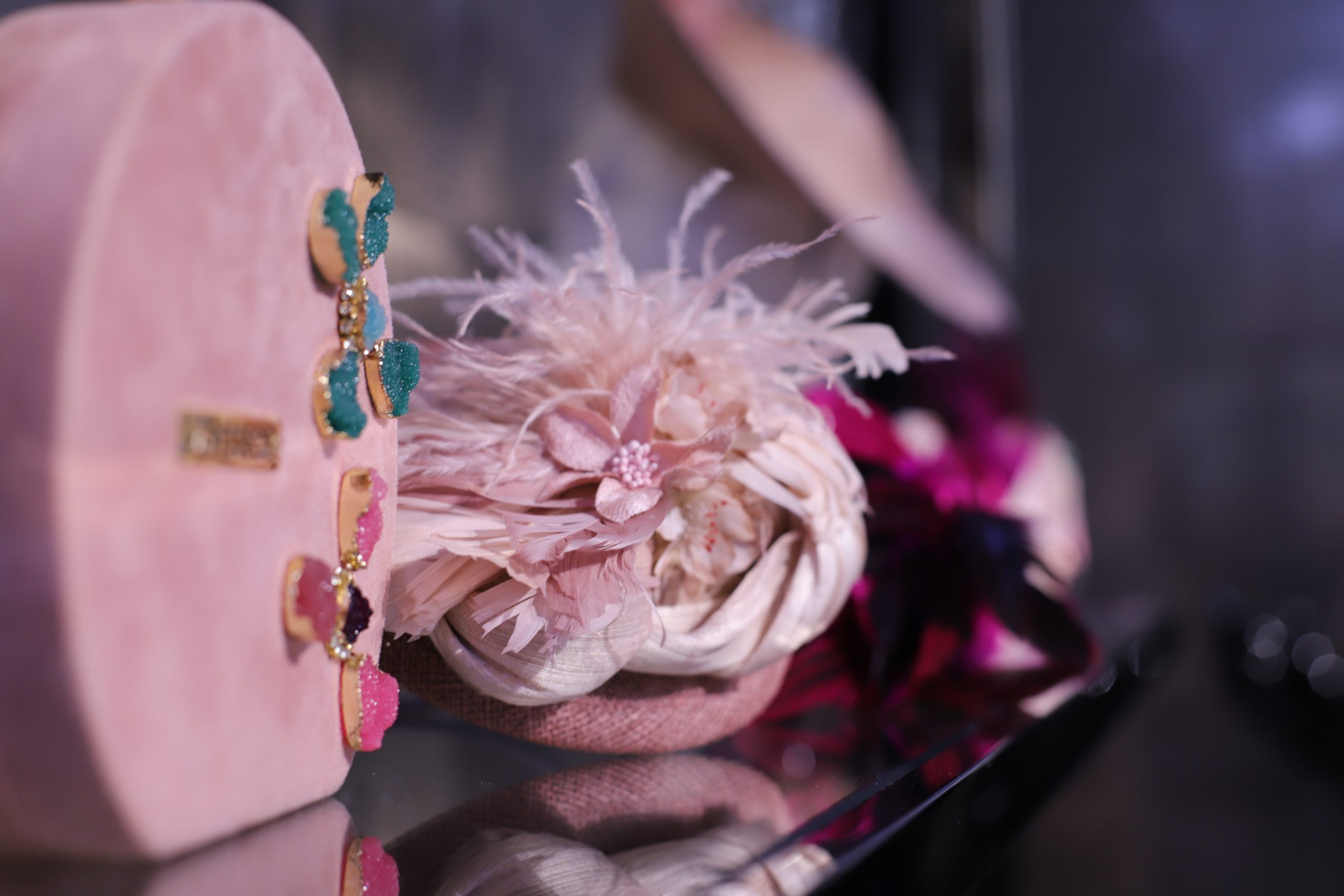 Tocado rosa de Dresseos, colección cápsula Hat & Horses