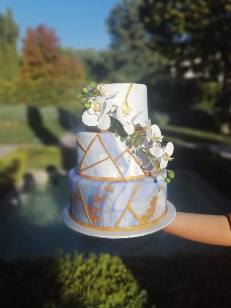 Tarta con efecto mármol y flores