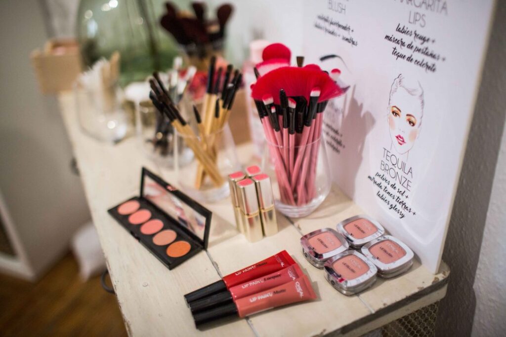 mesa con brochas y maquillaje