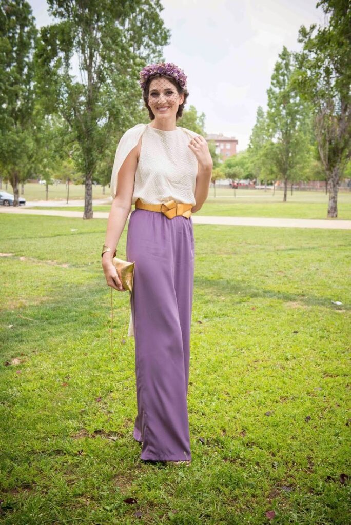 Invitada con pantalón morado y tocado de flores en la Quinta de Illescas.
