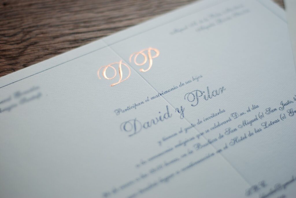 Invitación de boda elegante con iniciales en relieve de David y Pilar en la Quinta de Illescas