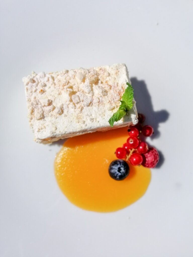 Postre con frutas rojas y salsa de naranja en La Quinta de Illescas.