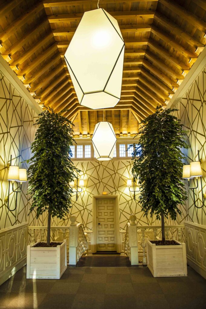 Interior de la finca iluminada con grandes lamparas