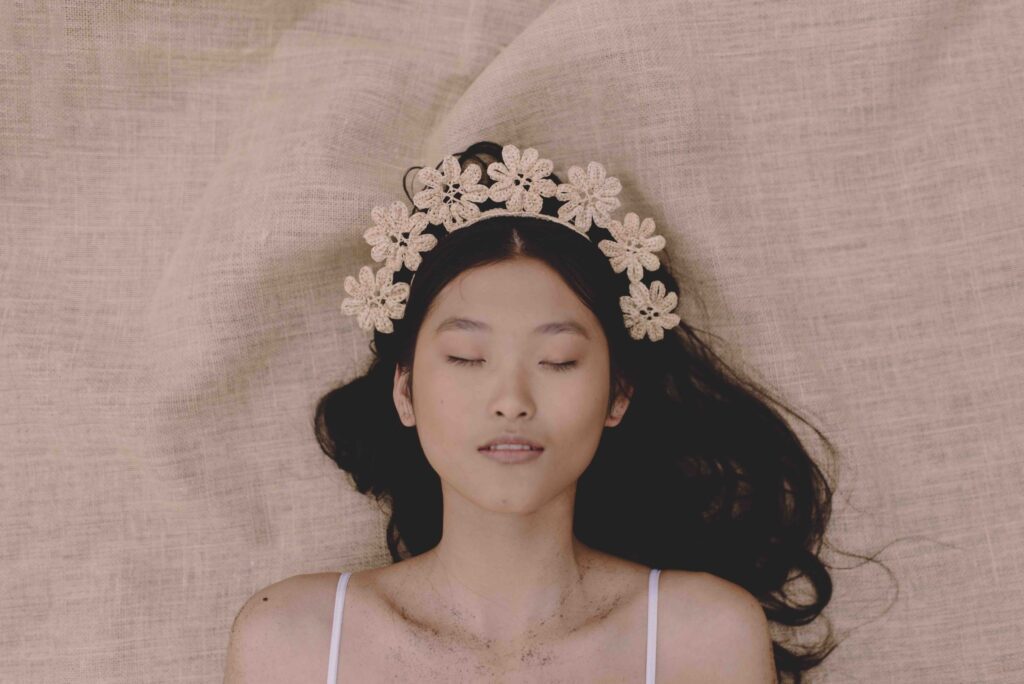Modelo con una diadema de flores