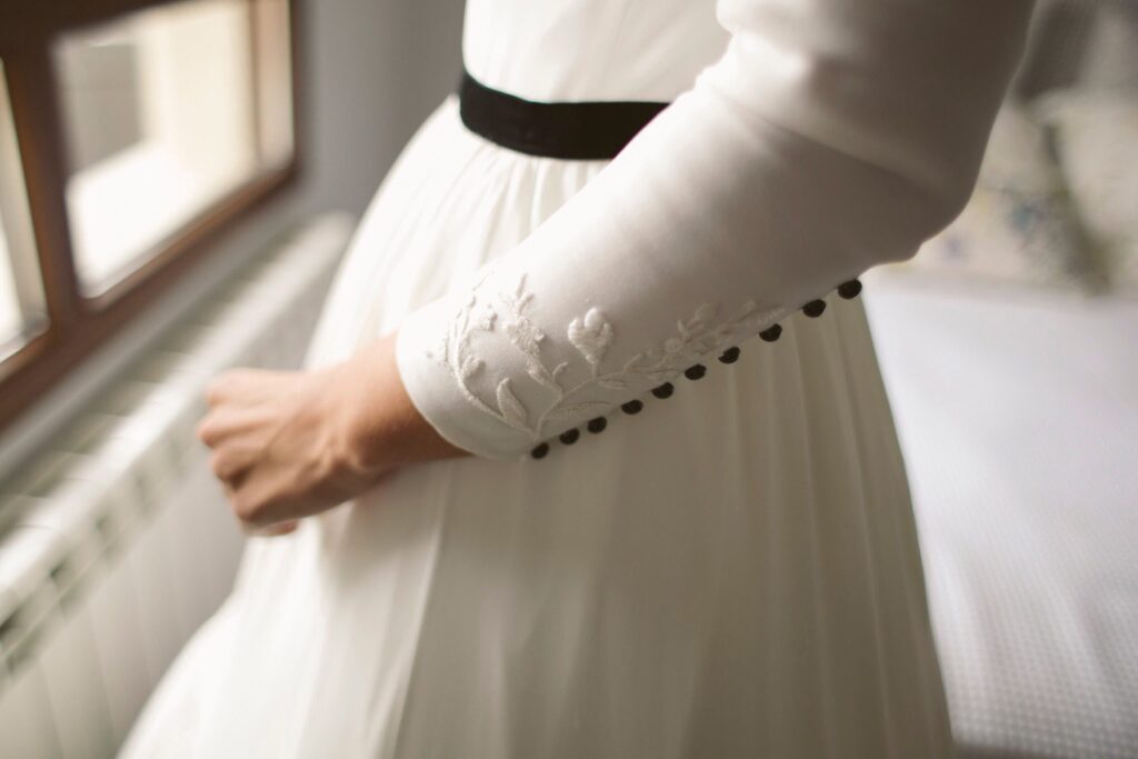 Detalles de botones y cinturón en negro en vestido de novia.