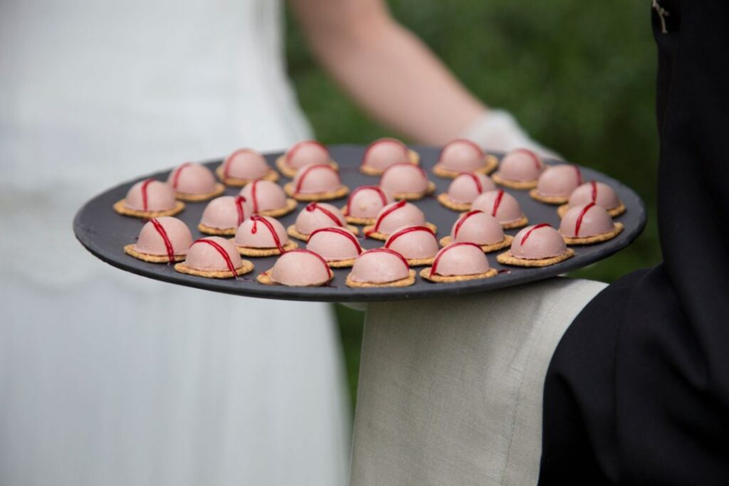 Detalle de bocados de foie sobre galleta artesana en la Quinta de Illescas.