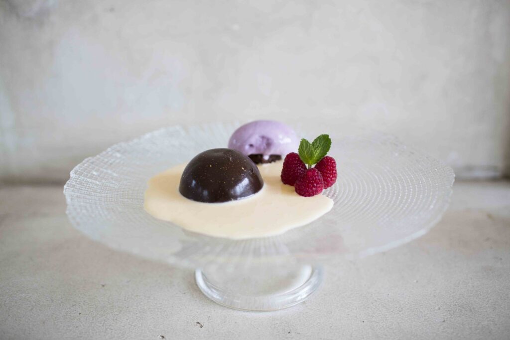 Bomba de chocolate sobre cremoso blanco.