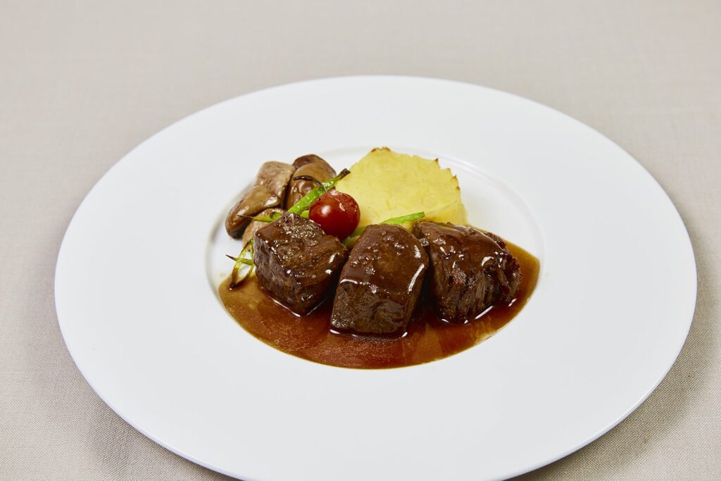 Salteado de solomillo de ternera con champiñón y tirabeque con puré de patata y mantequilla