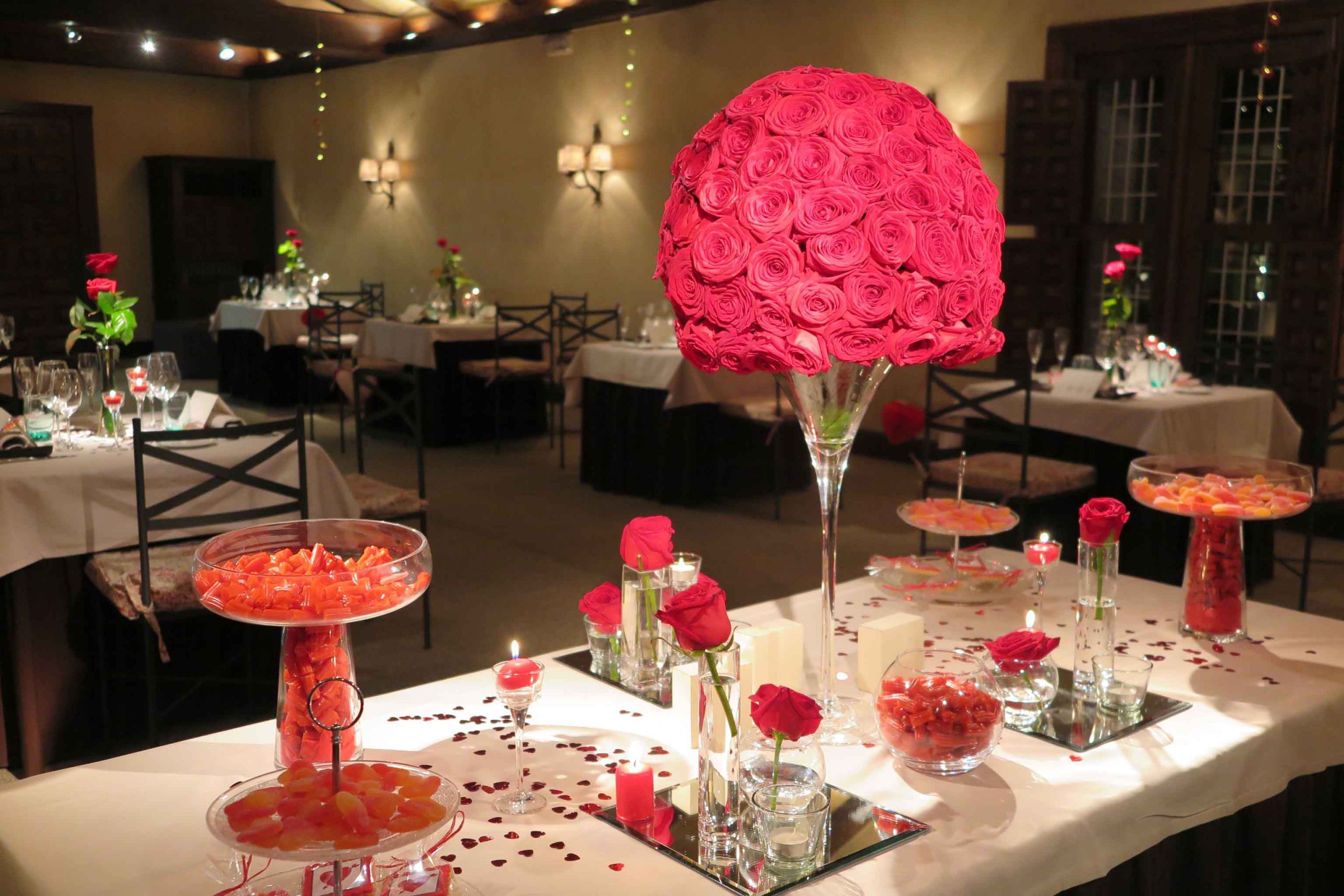 Mesa de San Valentin con decoración de rosas rojas