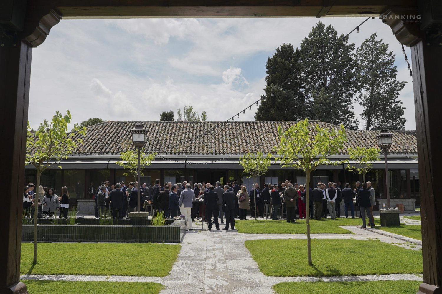Cóctel del evento RankiaPro en los porches de La Quinta de Illescas con invitados en el jardín