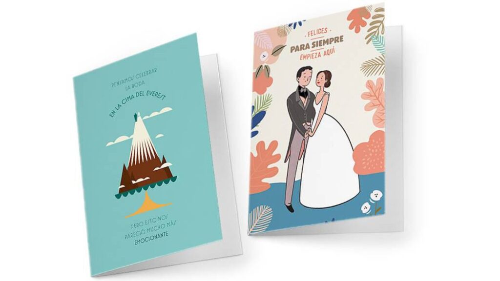 Dos tarjetas de invitación de boda con ilustraciones creativas. La tarjeta de la izquierda muestra una pareja en la cima del Everest con el texto 'Pensamos celebrar la boda en la cima del Everest, pero esto nos pareció mucho más emocionante'. La tarjeta de la derecha presenta una pareja de novios en un estilo ilustrado con el texto 'Felices para siempre empieza aquí'.