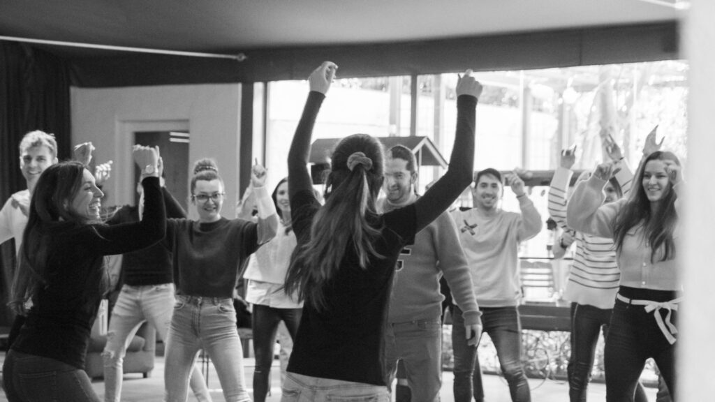 Grupo de personas bailando en un evento en La Quinta de Illescas.