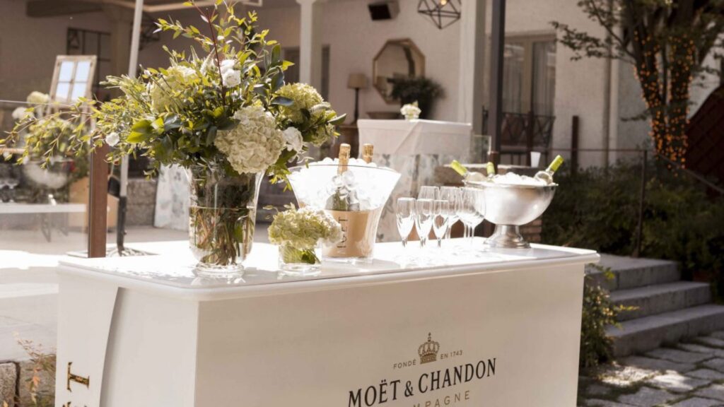Barra con flores y champán Moët & Chandon.