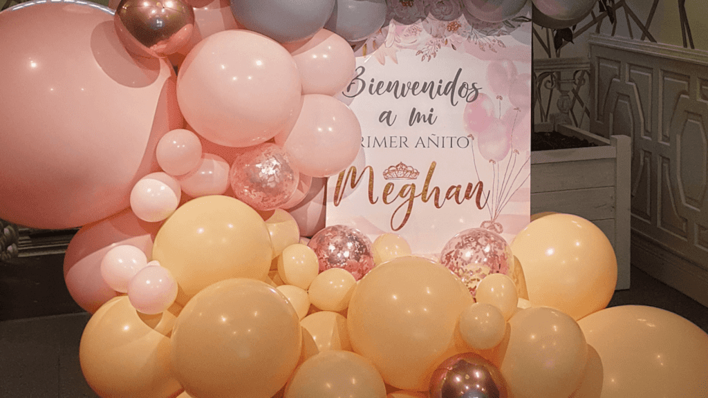 Decoración de globos para primer cumpleaños con cartel.
