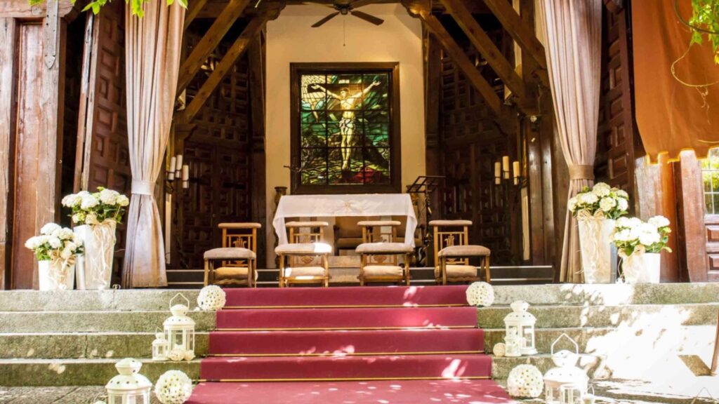 Altar de bodas con flores y luz natural en La Quinta de Illescas.