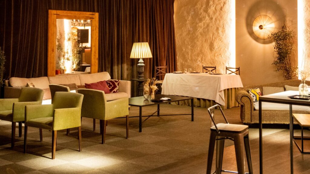 Acogedora sala de estar con sofás y decoración cálida en la Quinta de Illescas.
