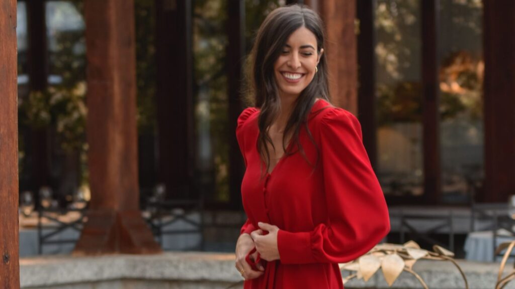 Mujer sonriente con vestido rojo en La Quinta de Illescas.