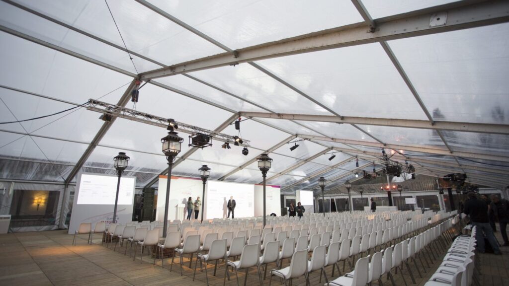 Carpa para evento con sillas y pantallas en La Quinta de Illescas.