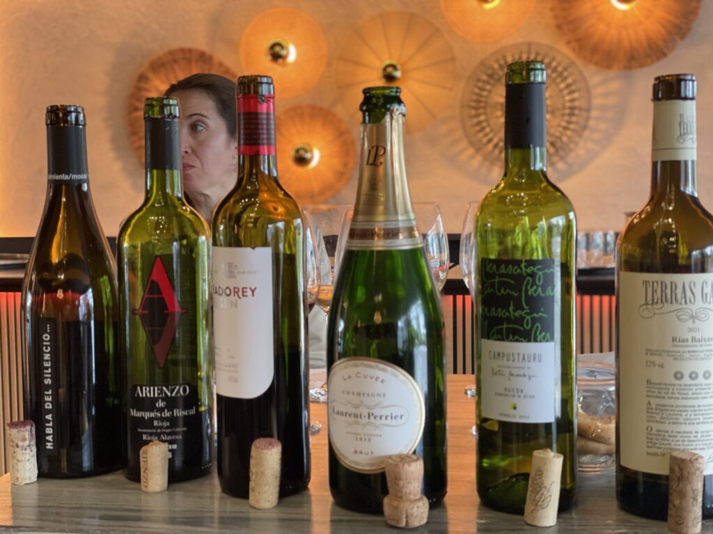 Cata de vino en un taller de iniciación con Mary López en La Quinta de Illescas, con participantes degustando diferentes vinos.