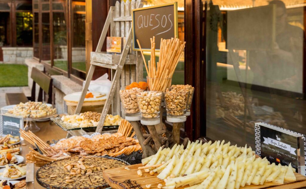 Mesa de quesos y aperitivos en La Quinta de Illescas.