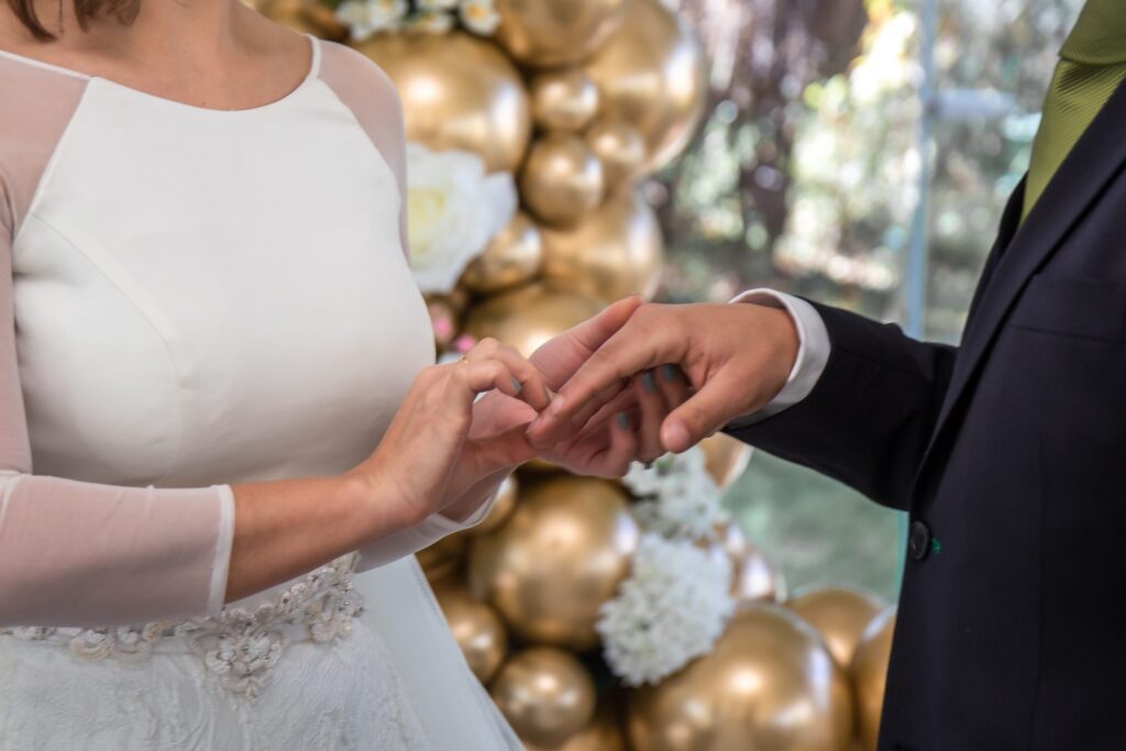 Novios intercambiando alianzas.