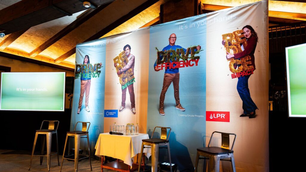 Carteles publicitarios con el lema 'Drive Efficiency' en un evento corporativo en la Quinta de Illescas.