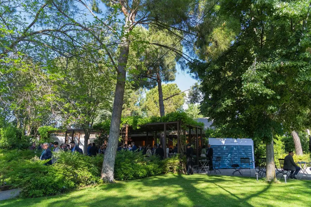 Para esta imagen usaría: Texto alternativo: “Jardín de Las Lunas en La Quinta de Illescas durante un evento corporativo al aire libre