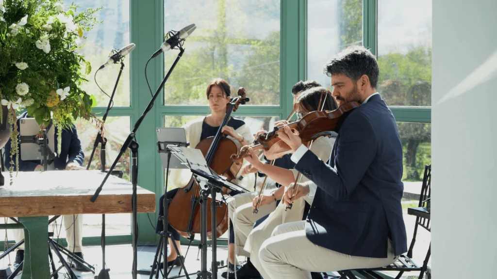 Violonchelista del Quinteto Recuerdo tocando en la iglesia de La Quinta de Illescas