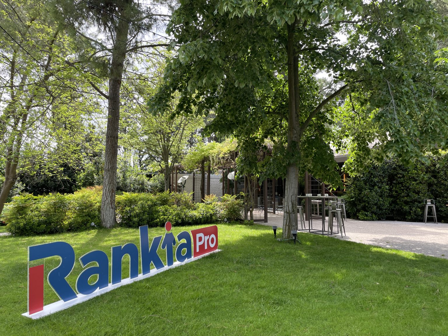 Rótulo de RankiaPro en el jardín de La Quinta de Illescas durante evento corporativo